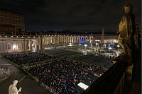 Katholische Gläubige nehmen an einem nächtlichen Rosenkranzgebet für die Gesundheit von Papst Franziskus auf dem Petersplatz teil. - © Bernat Armangue/AP/dpa