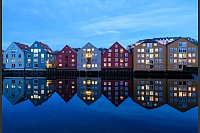 Speicherhäuser am Fluss Nidelva in Trondheim. - © Hendrik Schmidt/dpa