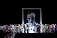 Models tragen Kreationen der Emporio Armani-Kollektion bei der Fashion Week in Mailand. - © Luca Bruno/AP/dpa