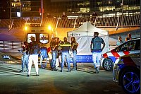 Rettungskräfte und Polizei sind nach einer Messerattacke in Rotterdam am Tatort im Einsatz - © Killian Lindenburg/ANP/dpa