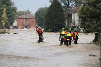 Rettungskräfte kontrollieren ein überschwemmtes Gebiet in Bagnacavallo, in der Region Emilia Romagna. - © Fabrizio Zani/LaPresse/AP/dpa