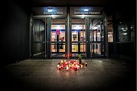 Kerzen stehen vor dem Eingang der Gesamtschule Duisburg-Mitte. - © Christoph Reichwein/dpa
