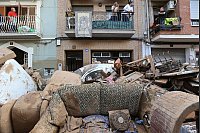Aufräumarbeiten nach den Überschwemmungen in Spanien - © Hugo Torres/AP/dpa