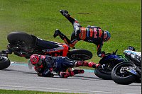 Brad Binder von Red Bull KTM Factory Racing fliegt beim MotoGP Grand Prix von Malaysia nach einem Zusammenstoß mit Fabio Quartararo in die Lufti - © Vincent Thian/AP/dpa