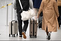 Ab in den S&uuml;den hei&szlig;t es f&uuml;r viele, die jetzt in den Weihnachtsurlaub fliegen. - &copy; Roberto Pfeil/dpa