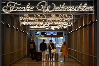 An Weihnachten putzen sich auch die Flugh&auml;fen festlich heraus. - &copy; Roberto Pfeil/dpa