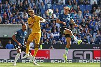 Eine Szene mit Symbolcharakter: Das Spiel zwischen Bielefeld und Dresden war oftmals ausgeglichen. - © Friso Gentsch/dpa