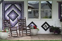 Schaukelstühle und Quilt an der Wand: Auf der Scheunenveranda ist es gemütlich. - © Heike Schmidt-Windhoff/dpa-tmn