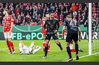 Jamal Musiala zerlegt Mainz 05 mit seinem Dreierpack. - © Torsten Silz/dpa