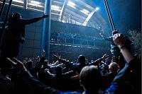 Die Spieler vom MSV Duisburg stehen auf einem Balkon der Schauinsland-Reisen-Arena in Duisburg und feiern den Aufstieg mit den Fans. - © Fabian Strauch/dpa