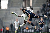 Duisburgs Mert Göckan (vorne) springt mit Borussia Mönchengladbachs Charles Kwablan Herrmann zum Kopfball. - © Fabian Strauch/dpa