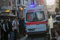Ein Krankenwagen in der N&auml;he des Tatort auf der Einkaufsstra&szlig;e Istiklal. - &copy; Can Ozer/AP/dpa