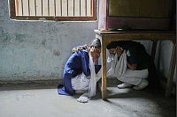 Konflikt zwischen Indien und Pakistan: Schüler nehmen in Guwahati in Indien an einer Übung teil, die von Mitgliedern des Zivilschutzes für den Fall eines Angriffs durchgeführt wird. - © Anupam Nath/AP/dpa