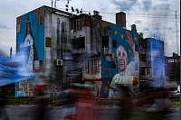 Gläubige der Pfarrei San Jose pilgern zur Kathedrale San Justo, La Matanza in Buenos Aires, in Erinnerung an Papst Franziskus. - © Cristina Sille/dpa