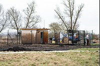 Aufr&auml;umen nach dem Ungl&uuml;ck: Arbeiter bei Gramzow. - &copy; Fabian Sommer/dpa