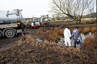 Aufr&auml;umen nach dem Ungl&uuml;ck: Arbeiter bei Gramzow - &copy; Fabian Sommer/dpa
