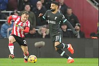 Schneller als die Gegner: Mohamed Salah traf zum Ausgleich und erzielte das Siegtor vom Elfmeterpunkt. - © Sean Ryan/AP