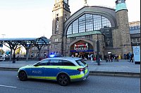 Über die Polizei hat das Gesundheitsamt des Bezirksamtes eine Personenfestsetzung im Hauptbahnhof veranlasst. - © Bodo Marks/dpa