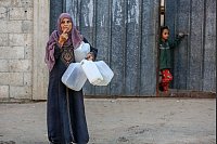 Vertriebene Palästinenserin auf Wasser-Suche - © Abed Rahim Khatib/dpa