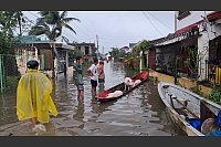 Menschen konnten sich teilweise nur noch mit Booten fortbewegen. - &copy; ---/Catanduanes LGU/XinHua/dpa