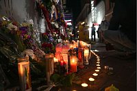 Blumen und Opferkerzen säumen eine Gedenkstätte für die Opfer des tödlichen Anschlags mit einem Fahrzeug vom Neujahrstag in New Orleans. - © Gerald Herbert/AP/dpa