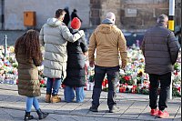 Trauer vor der Johanniskirche: Magdeburg gedenkt der Opfer des Weihnachtsmarkt-Anschlags - © Matthias Bein/dpa