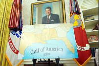 Eine Karte mit der Aufschrift «Gulf of America» ist im Oval Office im Weißen Haus aufgestellt. - © Alex Brandon/AP/dpa