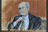 In dieser Skizze aus dem Gerichtssaal sagt Salman Rushdie im Zeugenstand aus und zeigt, wie der Angreifer ihm die Kehle durchgeschnitten hat. - © Elizabeth Williams/AP/dpa