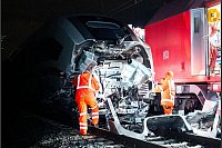 Techniker der Bahn arbeiten nach einem Zugunglück an einem beschädigten ICE in Hamburg. - © Daniel Bockwoldt/dpa/Daniel Bockwoldt