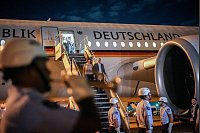 Bundeskanzler Olaf Scholz (SPD) und seine Ehefrau Britta Ernst sind auf dem Flughafen Rio de Janeiro Antônio Carlos Jobim gelandet. Sie kamen für den zweitägigen G20-Gipfel der heute beginnt. - © Kay Nietfeld/dpa