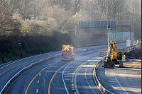 Nach einer Lkw-Chaosfahrt müssen Autobahnabschnitte gesperrt, gereinigt und überprüft werden. - © Sascha Thelen/dpa