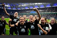 Die Bremer Spielerinnen jubeln über das Finale im DFB-Pokal. - © Gregor Fischer/dpa