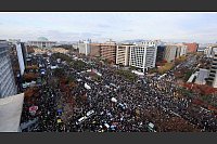 Politische Krise in Südkorea: Demonstranten fordern die Amtsenthebung des südkoreanischen Präsidenten vor der Nationalversammlung. - © Seo Dae-yeon/YONHAP/dpa