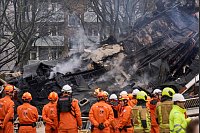Explosion von Wohngebäude in Den Haag in den Niederlanden. Feuerwehrleute stehen vor einem zerstörten Gebäude am Ort einer Explosion, bei der mehrere Wohnungen zerstört und mehrere Personen verletzt wurden. Einige Menschen werden noch vermisst. - © Phil Nijhuis/AP/dpa