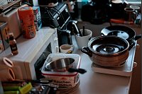 Viel ist es noch nicht, was Wagner besitzt: Ein paar M&ouml;bel, ein paar Habseligkeiten und eine provisorische K&uuml;che. - &copy; David Ebener/dpa