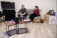 Sozialarbeiterin Yvonne L&ouml;sing unterst&uuml;tzt Michael Wagner bei seinem Neuanfang mit eigener Wohnung. - &copy; David Ebener/dpa