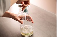 Schritt 4: Gut mischen und das Gemisch in eine Sprühflasche füllen. - © Christin Klose/dpa-tmn