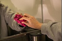 Schritt 6: Mit einem Mikrofasertuch polieren. - © Christin Klose/dpa-tmn
