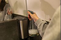 Schritt 5: Mixtur auf die Glasfläche sprühen. - © Christin Klose/dpa-tmn