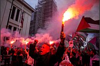 Etwa 1000 Menschen haben vor dem Stadion in Oslo an einer propalästinensischen Demo teilgenommen. - © Javad Parsa/NTB/dpa