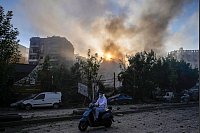 Rauch steigt vom Ort eines israelischen Luftangriffs in Dahiyeh, Beirut auf. - © Hassan Ammar/AP
