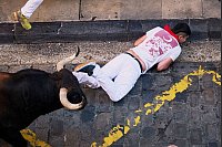 Auch beim dritten der insgesamt acht Läufe wurde einer der Teilnehmer durch einen Hornstoß verletzt. Er kam in ein Krankenhaus. - © Miguel Oses/AP/dpa