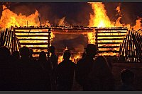 Ein Osterfeuer in Form einer Brücke brennt in Kloster Lehnin im Ortsteil Trechwitz. - © Cevin Dettlaff/dpa