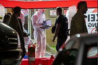 Einsatzkräfte der Polizei ermitteln an einem Tatort Bad Nauheim, nachdem hier zwei Männer erschossen wurden. - © Helmut Fricke/dpa