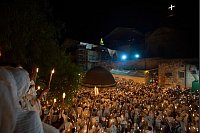 Äthiopisch-orthodoxe Christen halten Kerzen während der Zeremonie des Heiligen Feuers im äthiopischen Mönchsdorf Deir Al-Sultan, das sich auf dem Dach der Grabeskirche befindet, dem Ort, an dem Jesus der Überlieferung nach gekreuzigt und begraben wurde, in der Altstadt von Jerusalem. - © Ohad Zwigenberg/AP/dpa