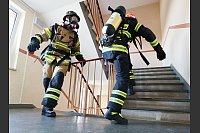Schneller als die Feuerwehr: Feuerwehrmänner mit Atemschutzmasken und Sauerstoffflaschen rennen eine Treppe hoch beim Hochhaus-Treppenlauf und Feuerwehr-Treppenlauf in Zwickau. - © Bodo Schackow/dpa