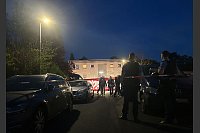 Die Polizei fahndet intensiv nach dem flüchtigen Täter. - © Mona Wenisch/dpa