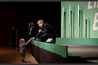 Habeck nimmt Keks von kleinem Mädchen beim Wahlkampf-Brunch - © Fabian Strauch/dpa