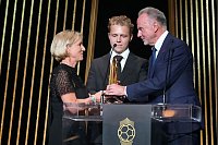 Gedenken an Franz Beckenbauer bei der Verleihung des Ballon d'Or - © Michel Euler/AP