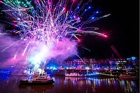 Der "Schlachte-Zauber" auf der Weserpromenade in Bremen wird mit einem Feuerwerk eröffnet. Vom 25. November an können Besucher an der Weserpromenade Schlachte und auf dem Marktplatz die Bremer Weihnachtsmärkte besuchen. - © Sina Schuldt/dpa